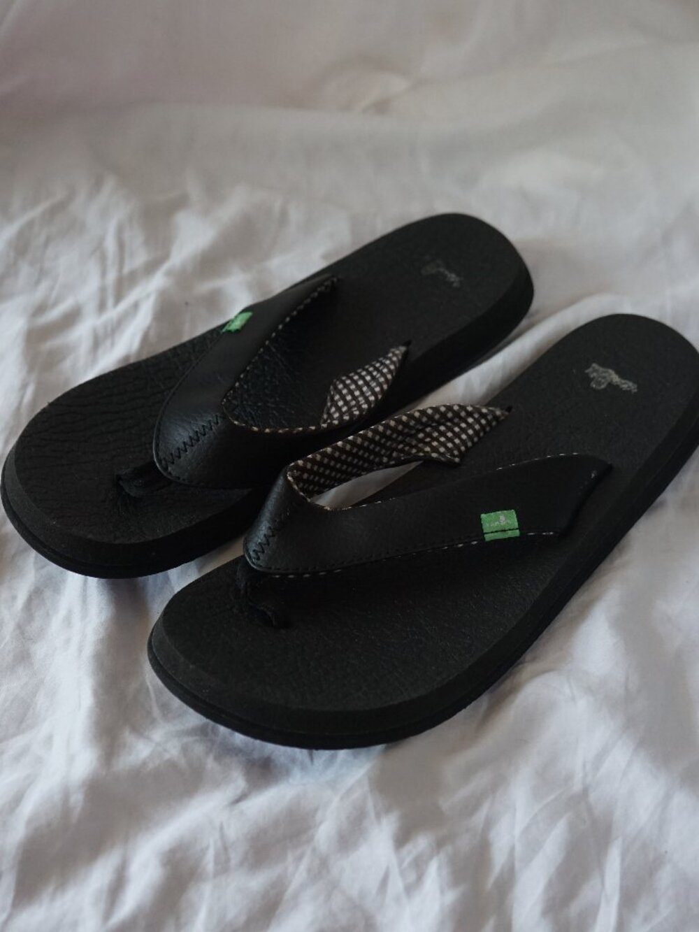 Sanuk black cushioned thong sandals  Women’s Size 7